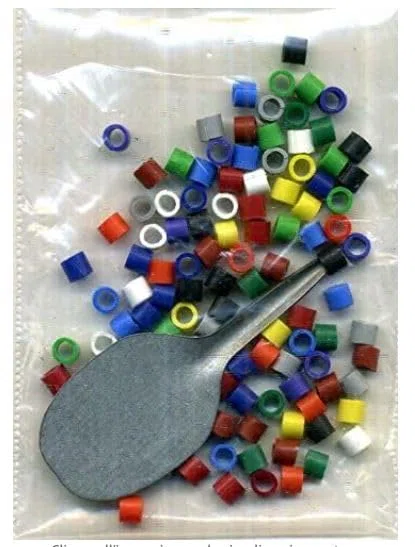 Anellini per canarini in plastica Colori Misti Confezione da 100 Pezzi con Paletta di ausilio (Una bustina)
