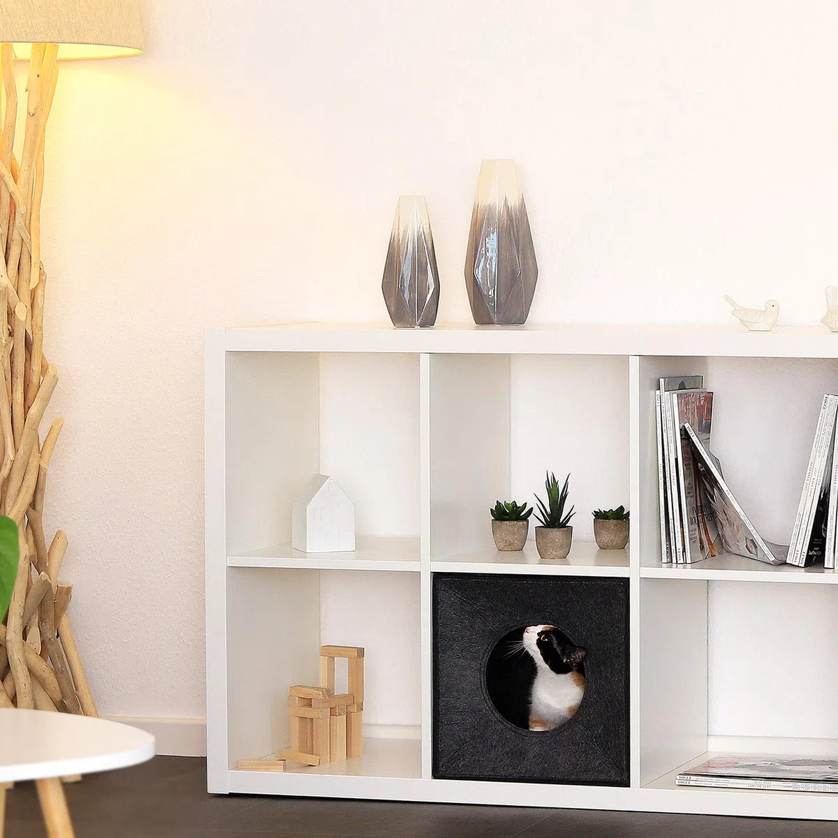 lionto Tana per gatti in feltro stabile adatta a scaffali e sistemi modulari, 33x37x33 cm, cuccia pieghevole a cubo autoportante, facile da pulire, senza cuscino accogliente, grigio scuro